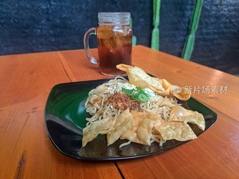 炒饺子，鸡肉，炒洋葱，韭菜碎，鲜茶冰。Mi Goreng Dan Es Teh Segar。食物和饮料菜单。